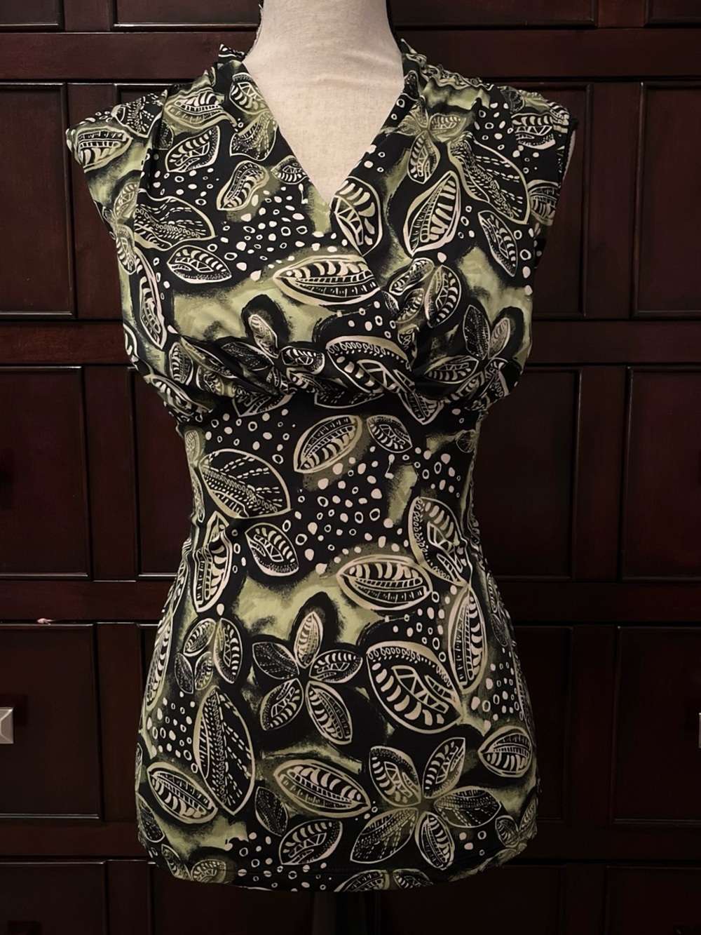 V-Neck Sleeveless Leaf Print Blouse in Black and Olive